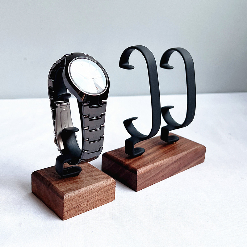木製C型ウォッチホルダー、無垢材ジュエリーディスプレイスタン - Jewelry And Watches Inc のレビューと価格